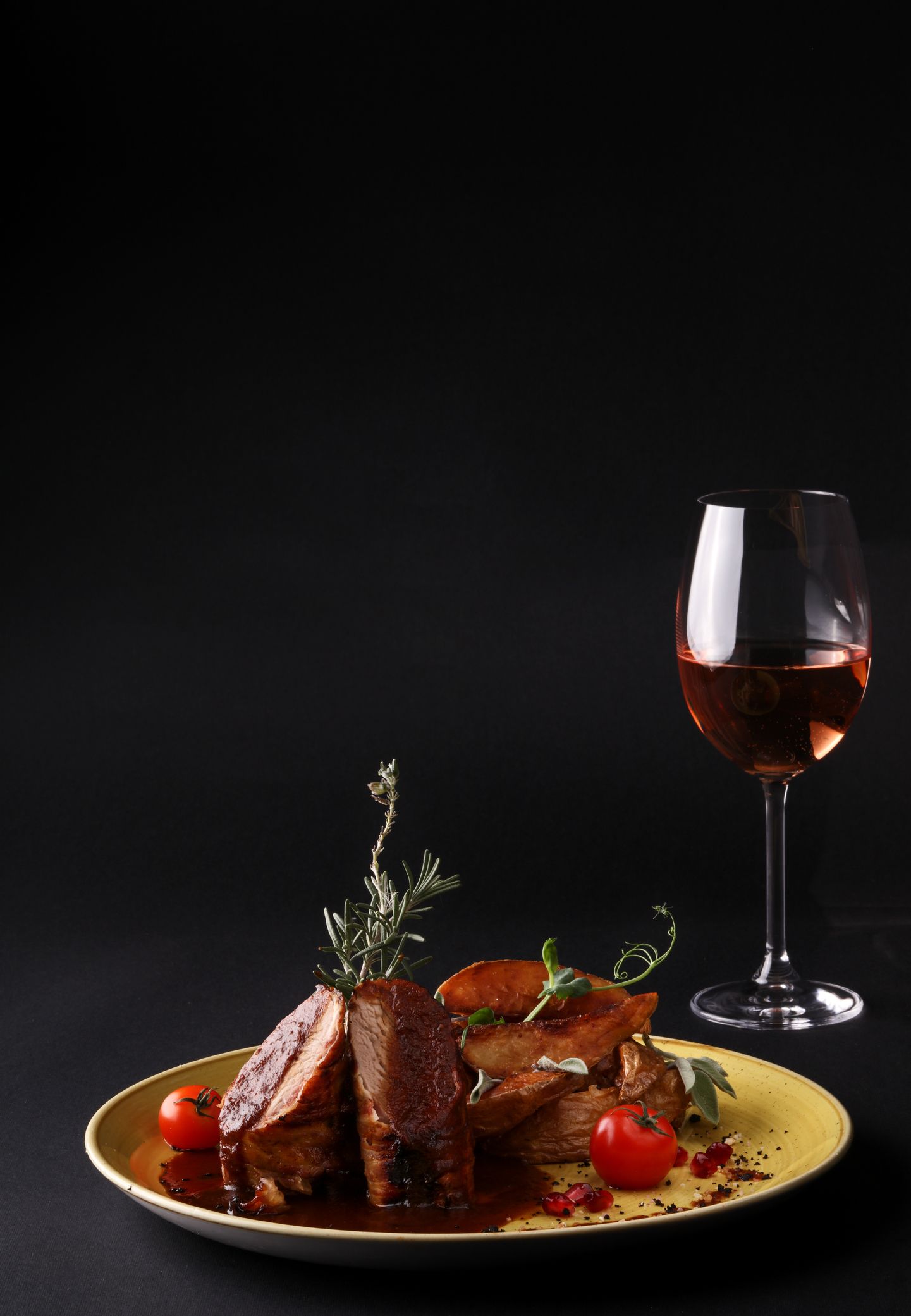 Un piatto di cibo e un bicchiere di vino su un tavolo.