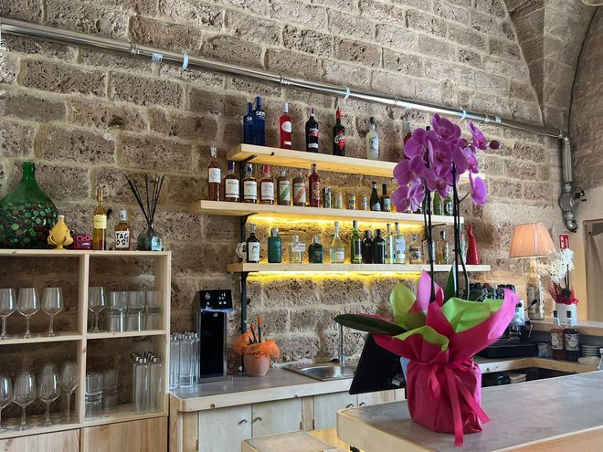 Una fila di sgabelli da bar sono allineati davanti al bancone.