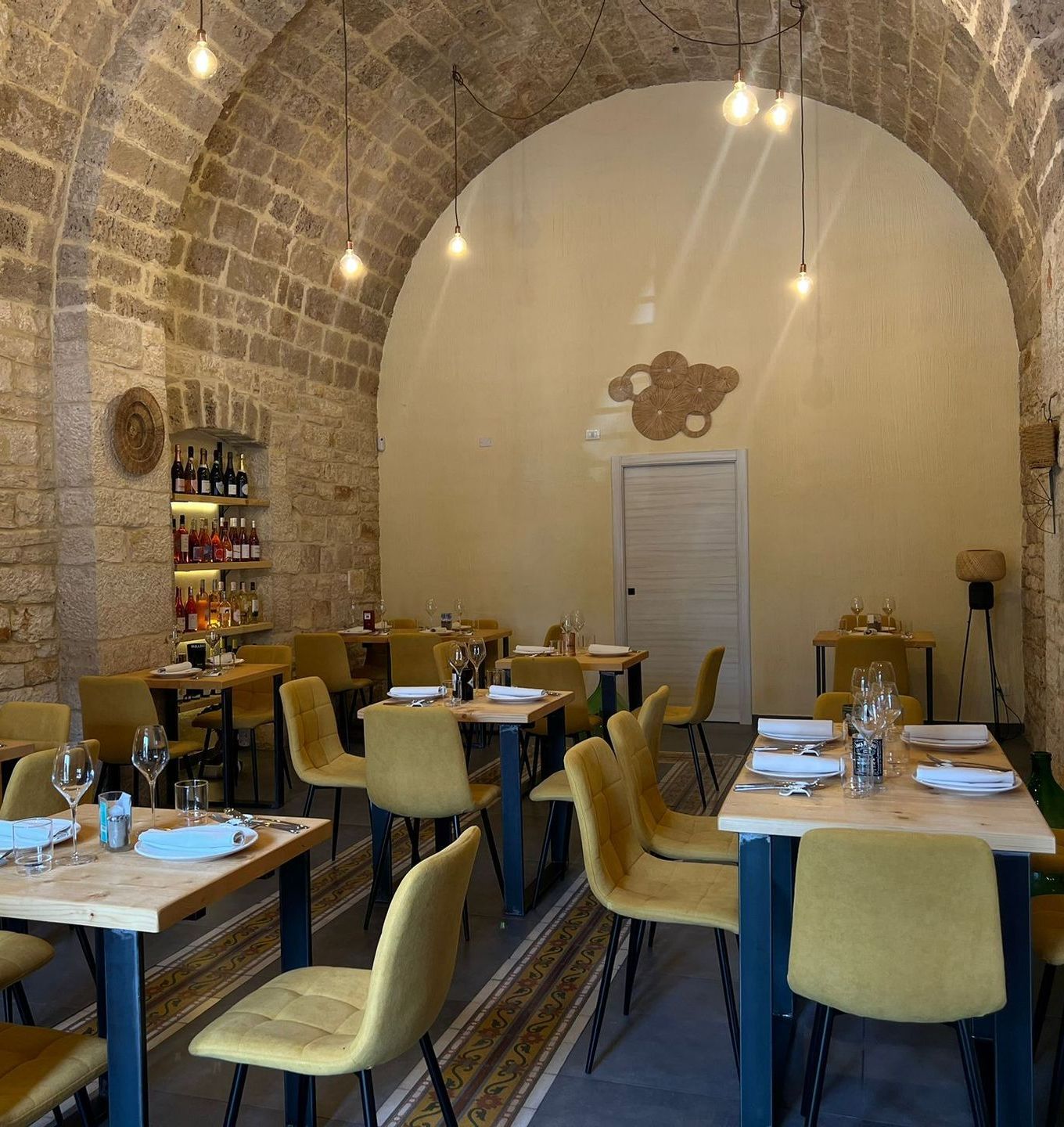 Ci sono molti tavoli e sedie nella stanza.