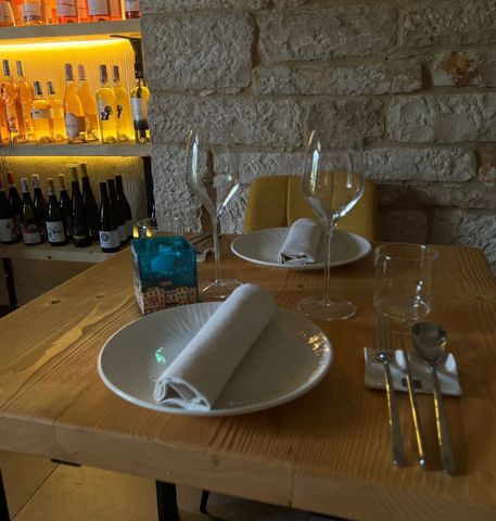 Un bar con sgabelli gialli e un muro di mattoni.
