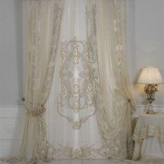 tenda classica con ricamo centrale