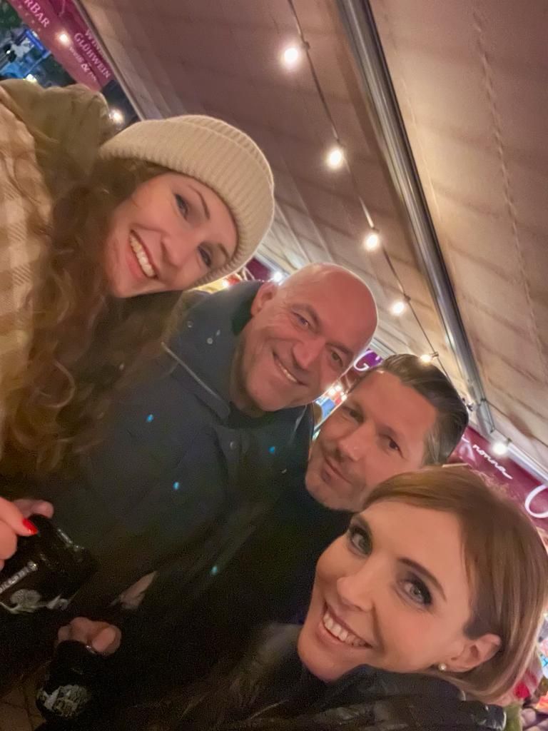 Oggi, Trattoria della nonna,  WinterBar, Nürnberg, Hauptmarkt, Altstadt, Glühwein, Besucher, Spaß, gemütlich, Winzerglühwein, weiß und rot, Terrasse, Überdacht, Abend, Lichter, weihnachtlich, glücklich, gesellig