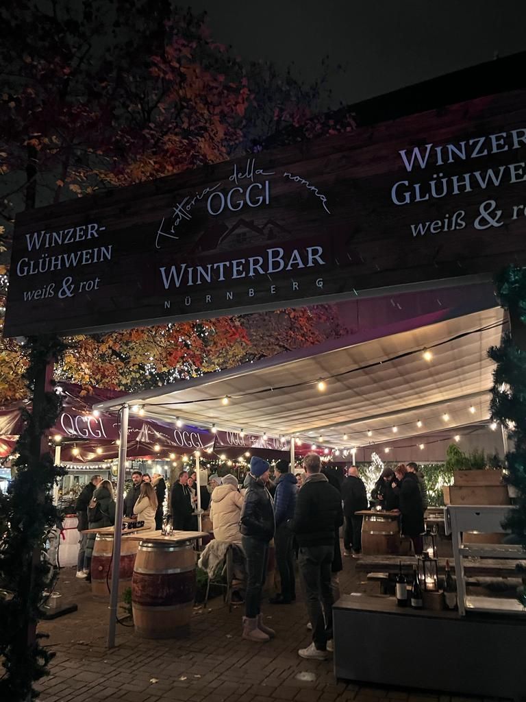 Oggi, Trattoria della nonna,  WinterBar, Nürnberg, Hauptmarkt, Altstadt, Glühwein, Besucher, Spaß, gemütlich, Winzerglühwein, weiß und rot, Terrasse, Überdacht, Abend, Lichter, weihnachtlich