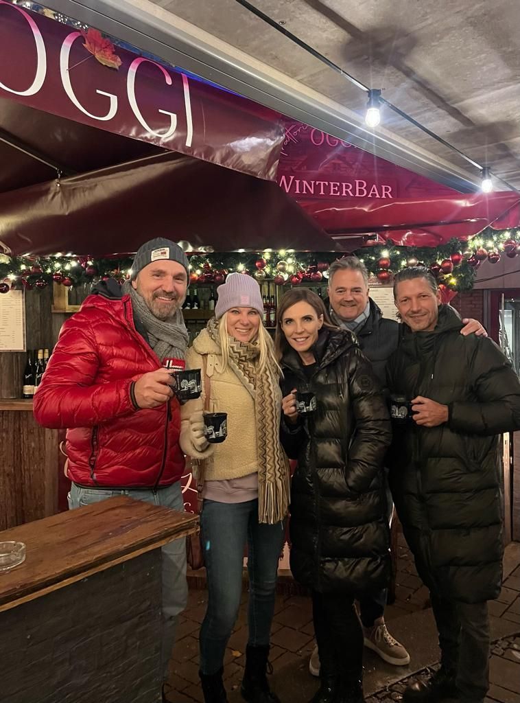 Oggi, Trattoria della nonna,  WinterBar, Nürnberg, Hauptmarkt, Altstadt, Glühwein, Besucher, Spaß, gemütlich, Winzerglühwein, weiß und rot, Terrasse, Überdacht, Abend, Lichter, weihnachtlich, glücklich, gesellig