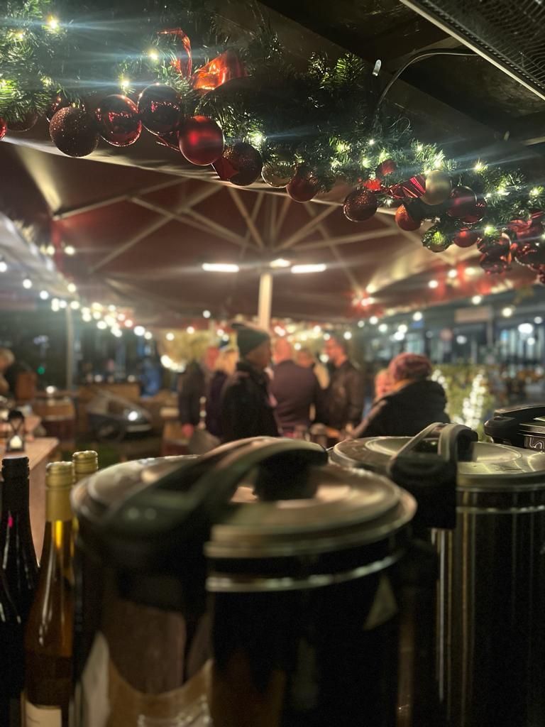 Oggi, Trattoria della nonna,  WinterBar, Nürnberg, Hauptmarkt, Altstadt, Glühwein, Besucher, Spaß, gemütlich, Winzerglühwein, weiß und rot, Terrasse, Überdacht, Abend, Lichter, weihnachtlich