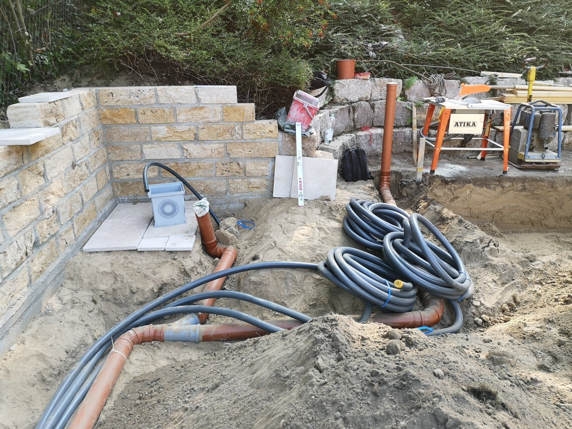 Vorbereitung Pool Anschlüsse, Duschbereich und Entwässerung.