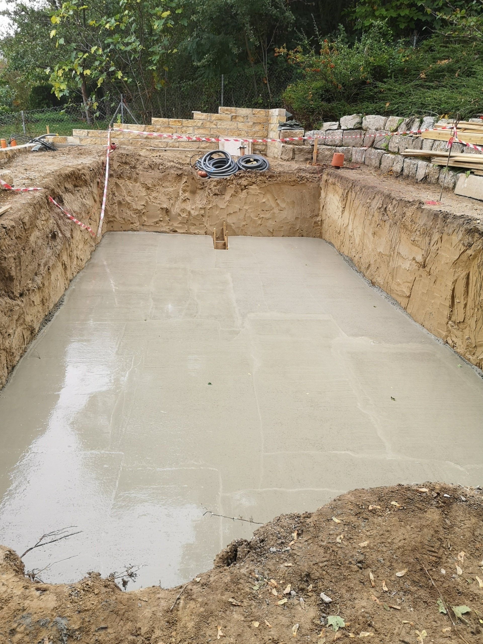 Fundamentplatte 0,2m mit 2 Lagen Betonstahlmatten für einen GFK-Pool, 8,80m x 4,20m x 1,50m.