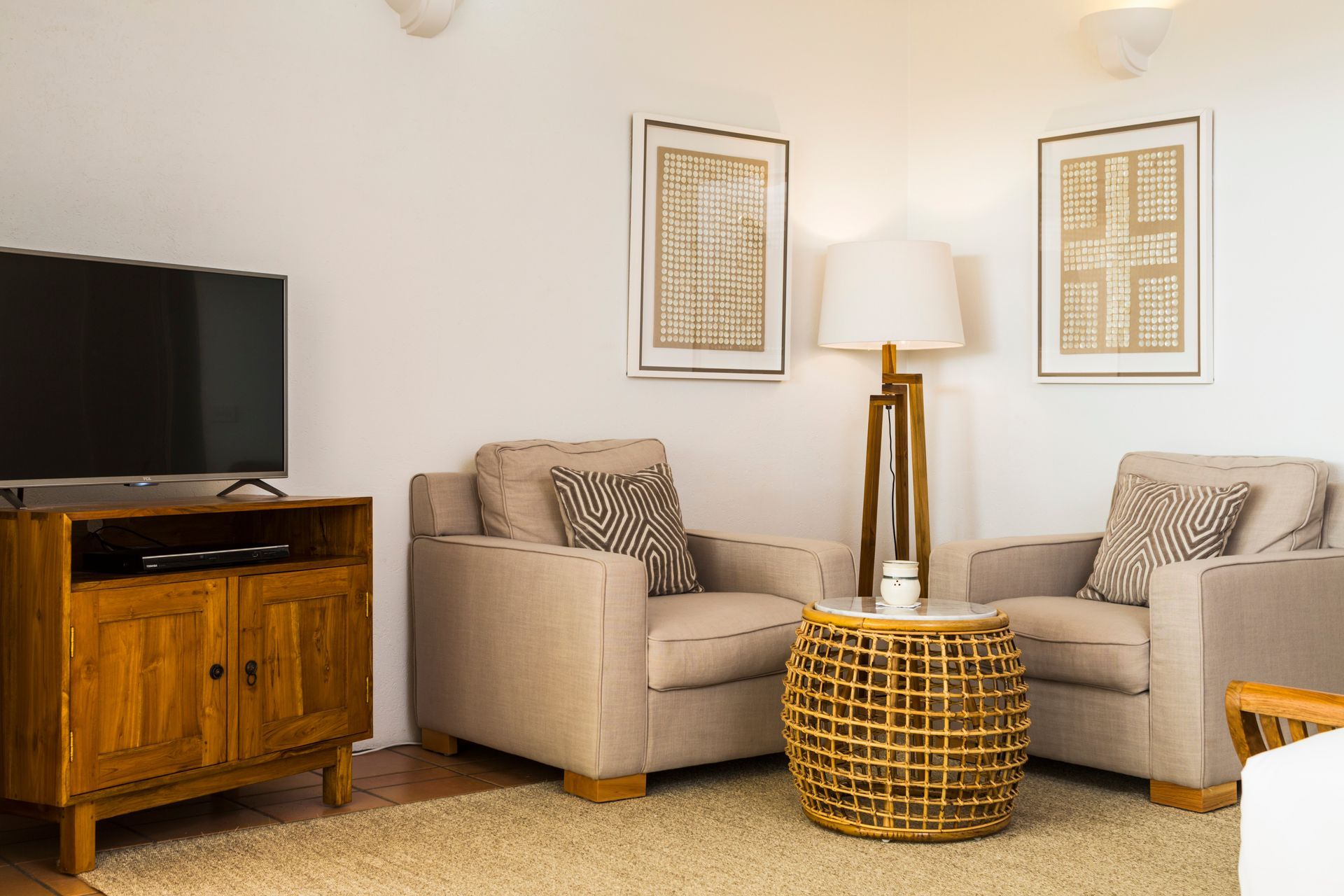 A tall building with cars parked in front of it at night.