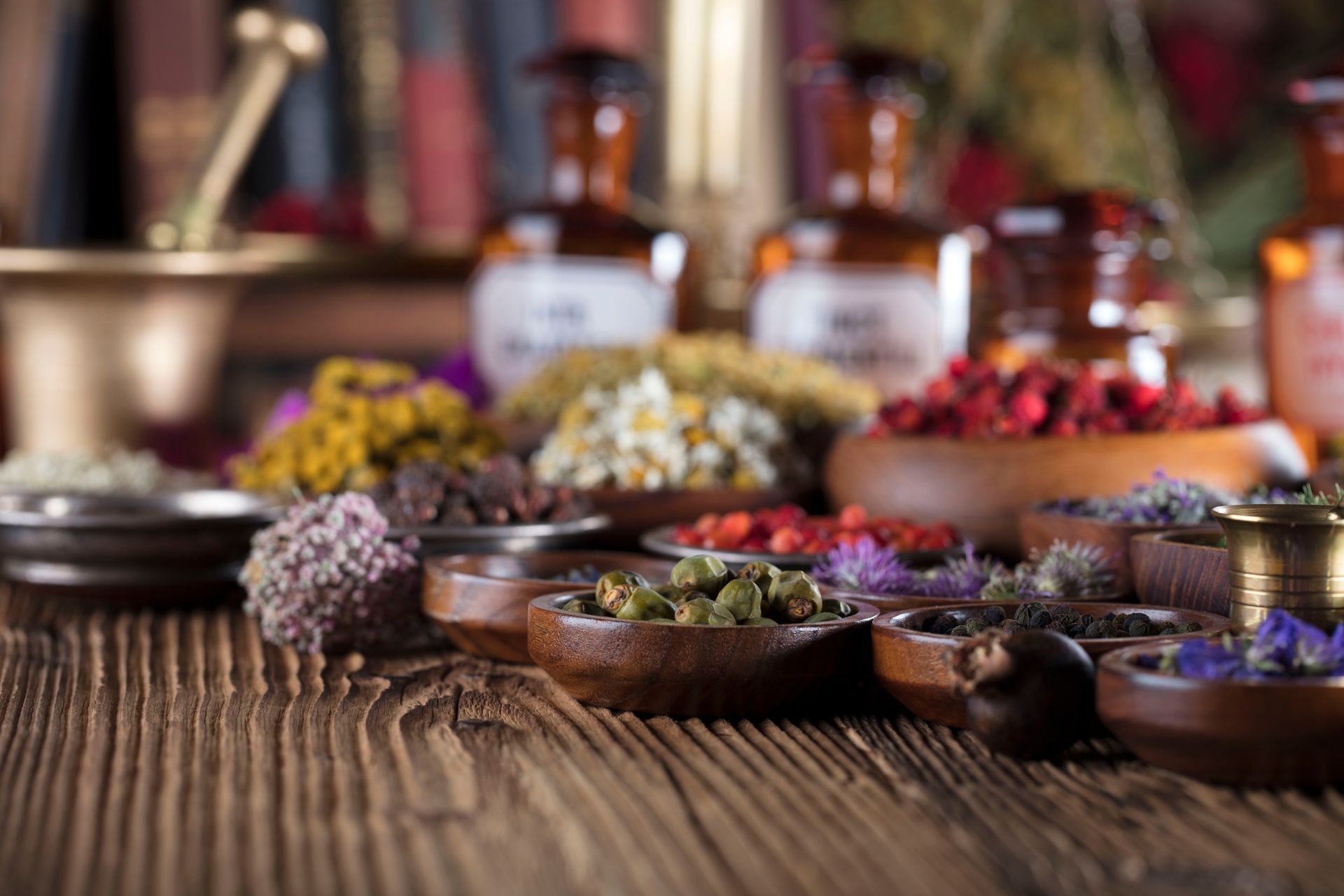 Aromafläschen und Kräuterschalen