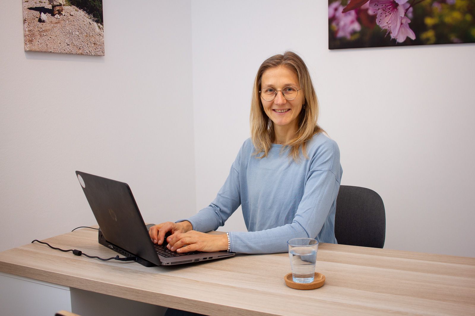 Dr. Yvonne Gergely sitzend am Schreibtisch für Laptop