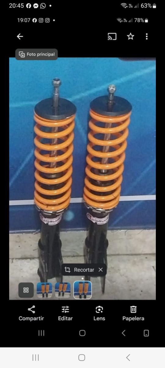 Par de unidades de suspensión coilover de color naranja y negro.