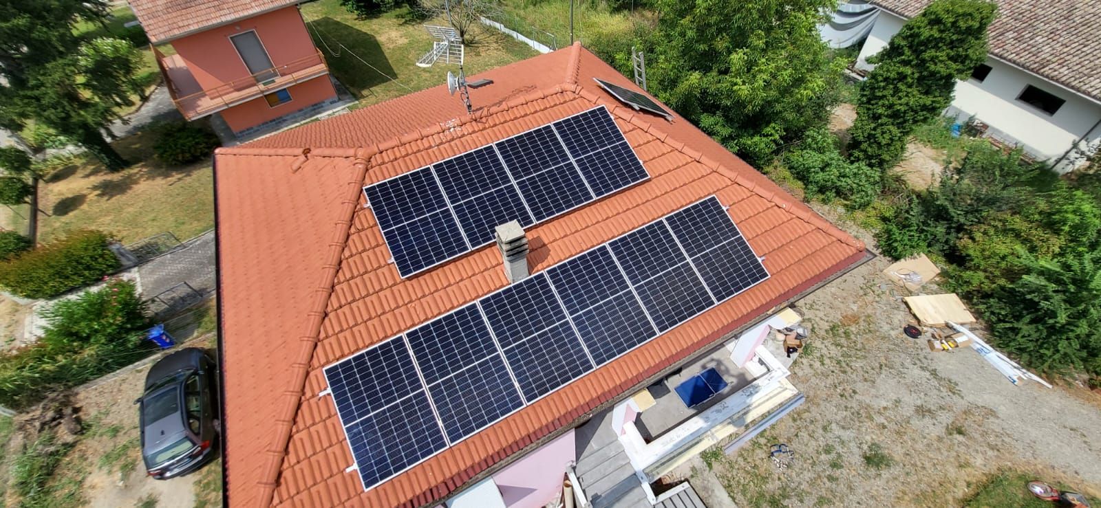 Una vista aerea di una casa con pannelli solari sul tetto.