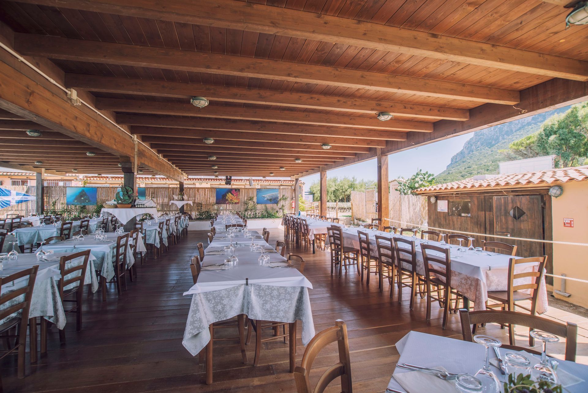 ristorante con numerosi posti all'aperto