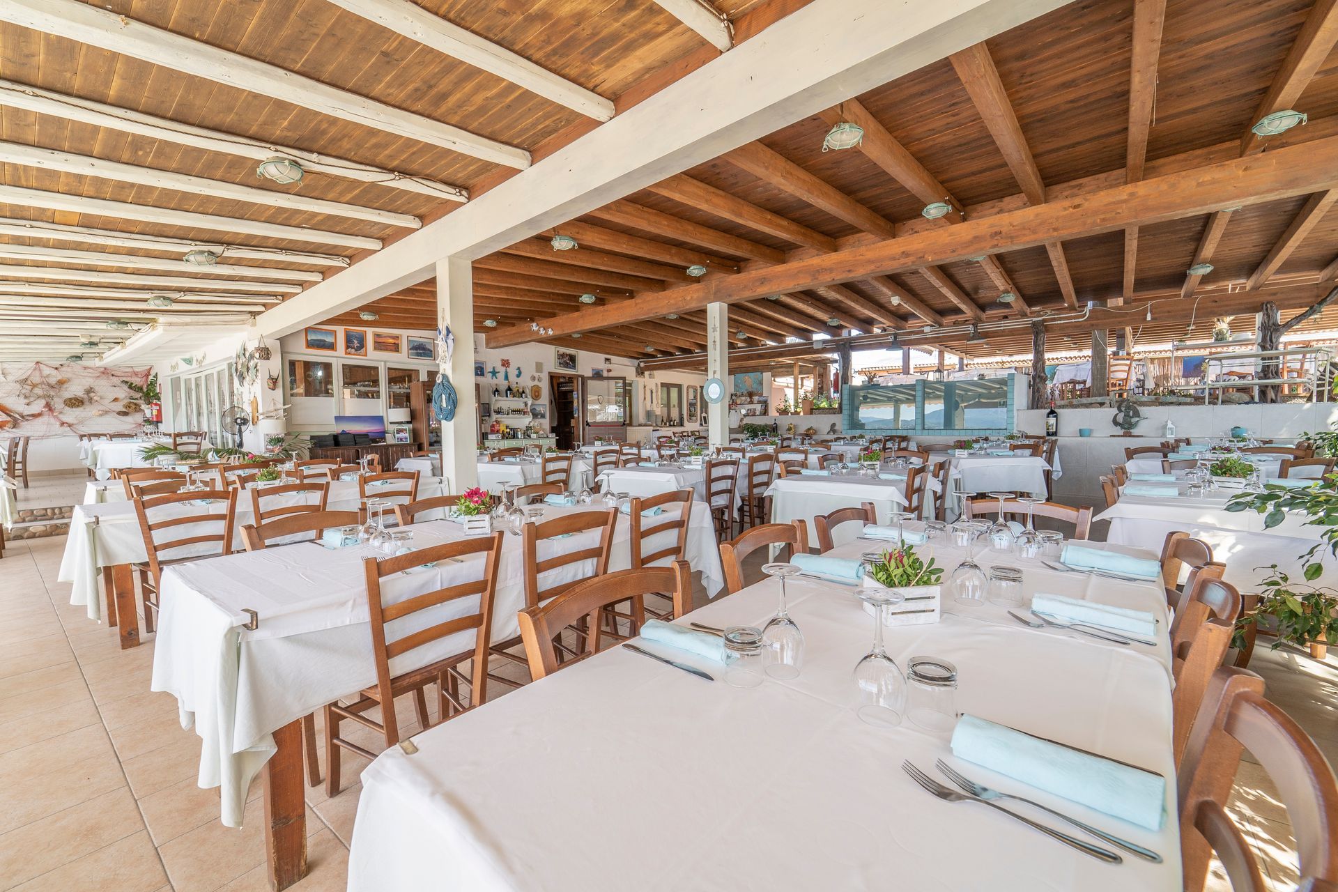 ristorante con numerosi coperti