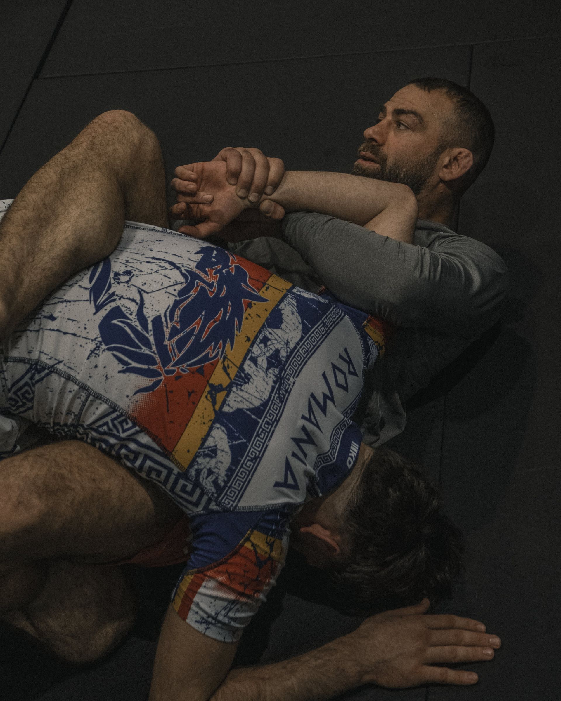 Zwei Kämpfer am Noggi und Grappling kampf liegen auf dem boden Zwei Kämpfer am Noggi und Grappling kampf liegen auf dem boden