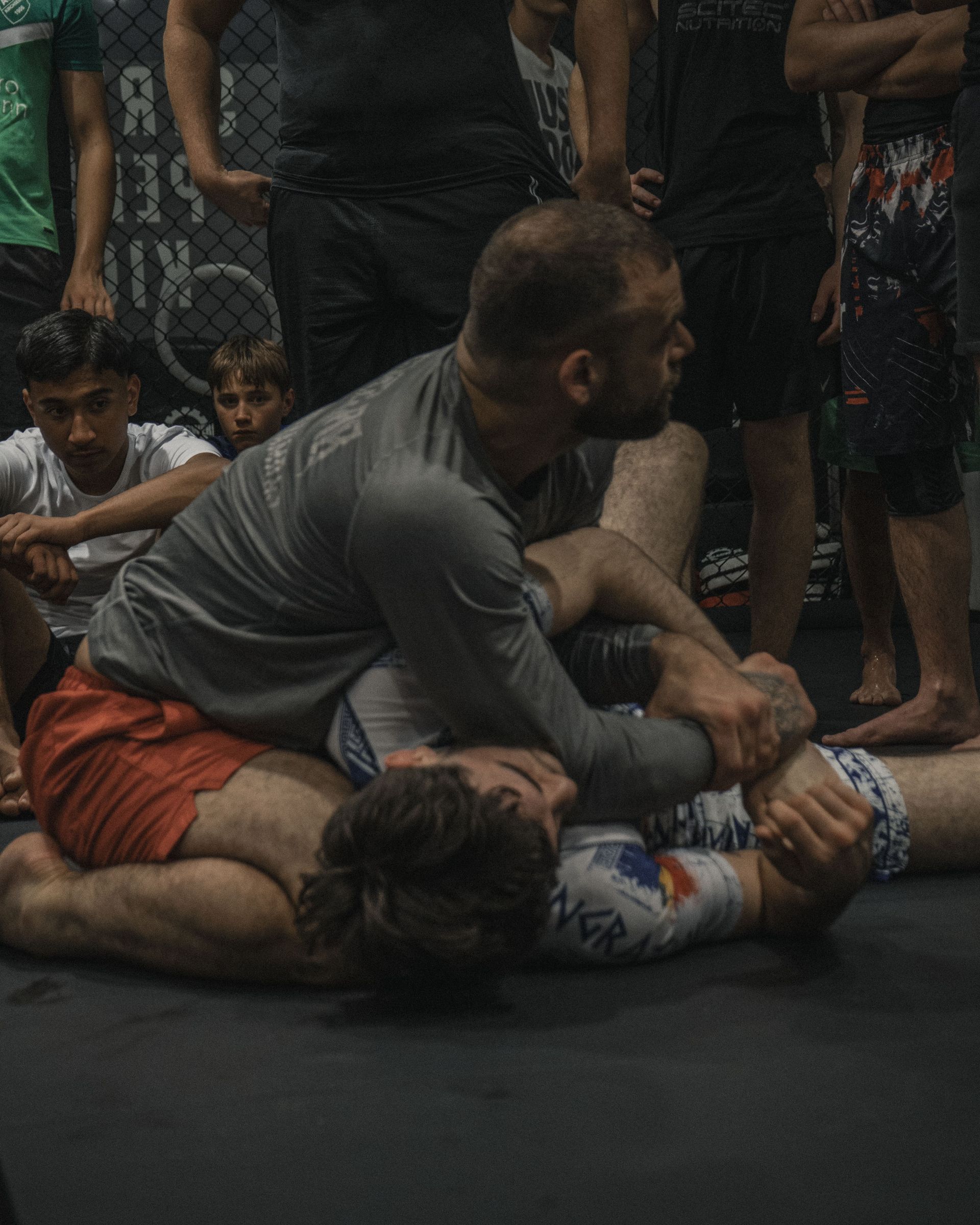 MMA Kampftraining auf dem boden MMA Kampftraining auf dem boden