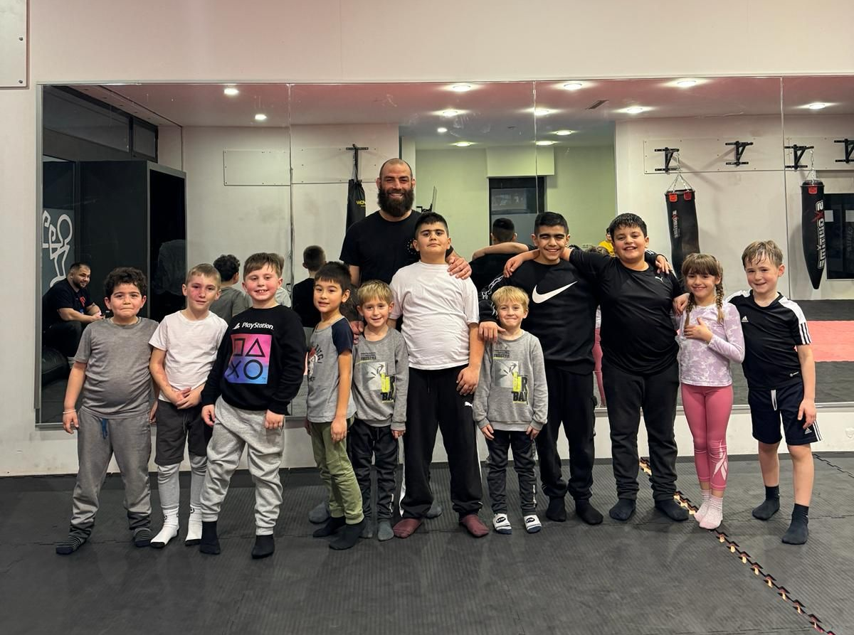 kinder mit trainer gruppenbild