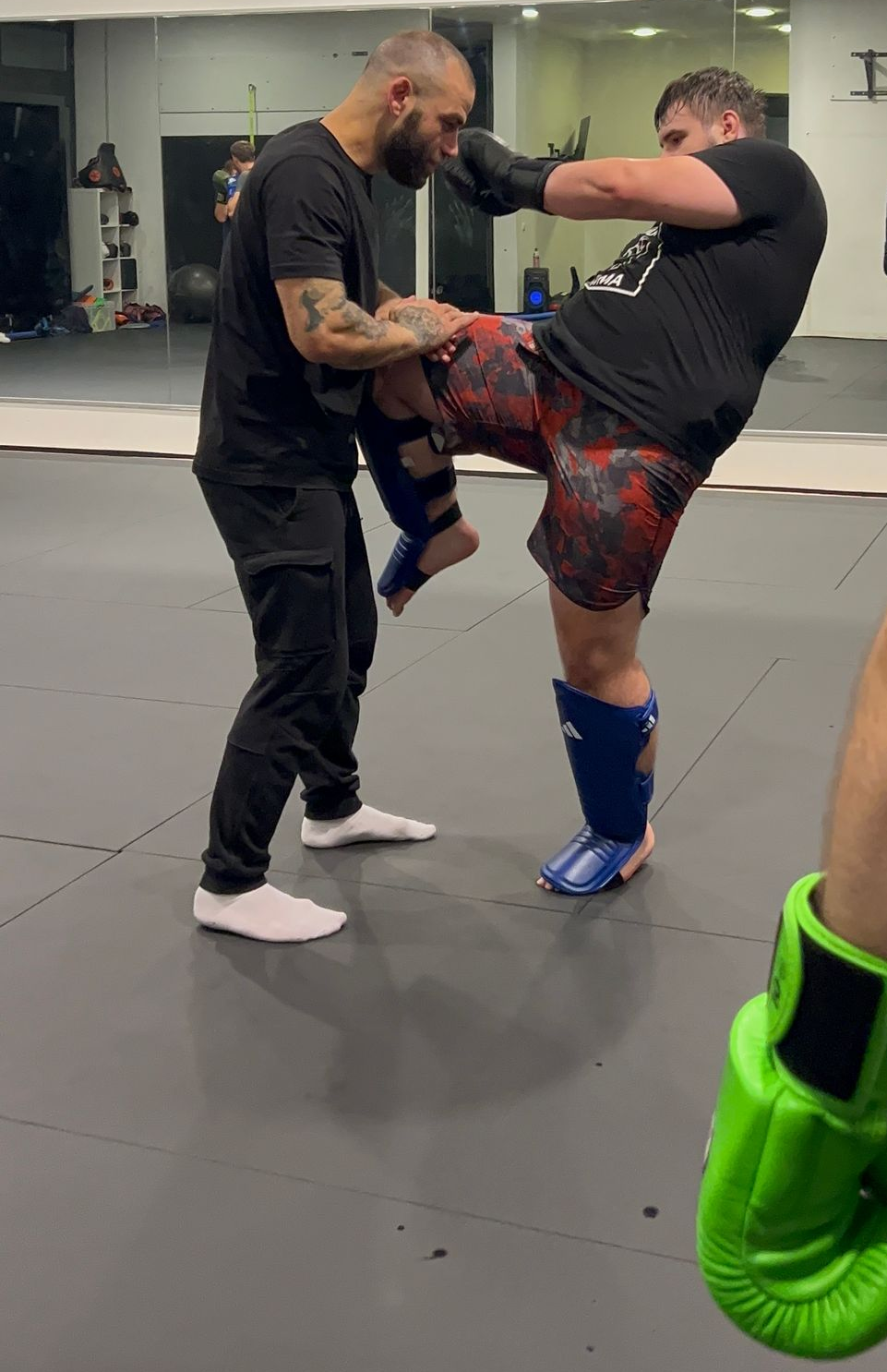 MMA Kämpfer am kämpfen trainieren im Ring MMA Kämpfer am kämpfen trainieren im Ring