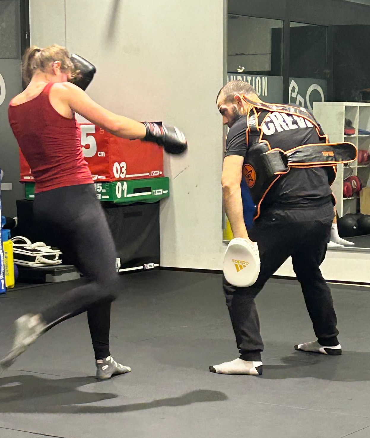 Eine Frau beim Kickboxtraining Eine Frau beim Kickboxtraining