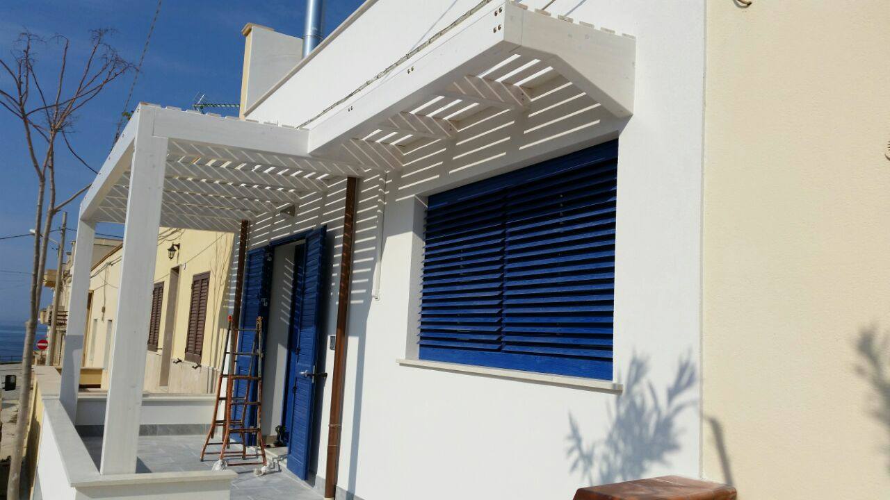 Casa con avvolgibili blu