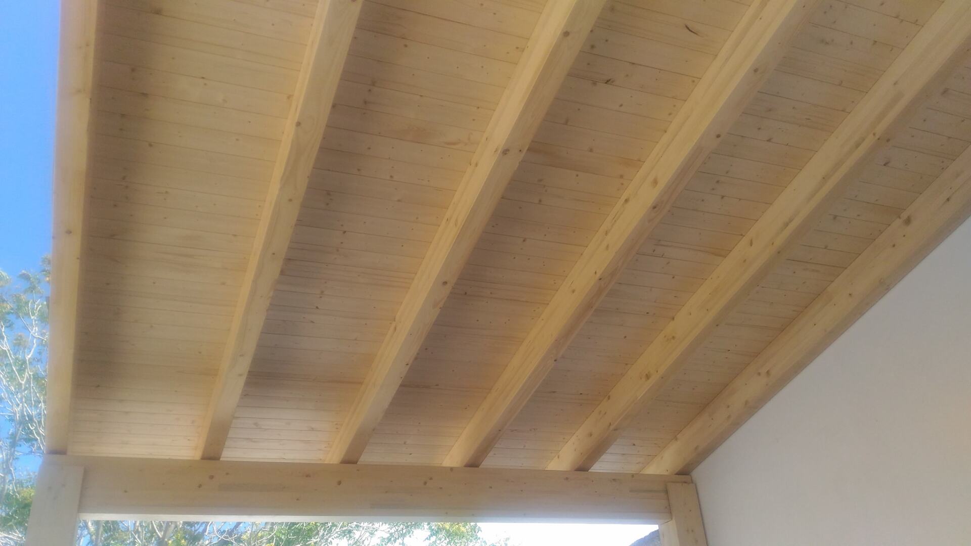 Tettoia in legno chiaro