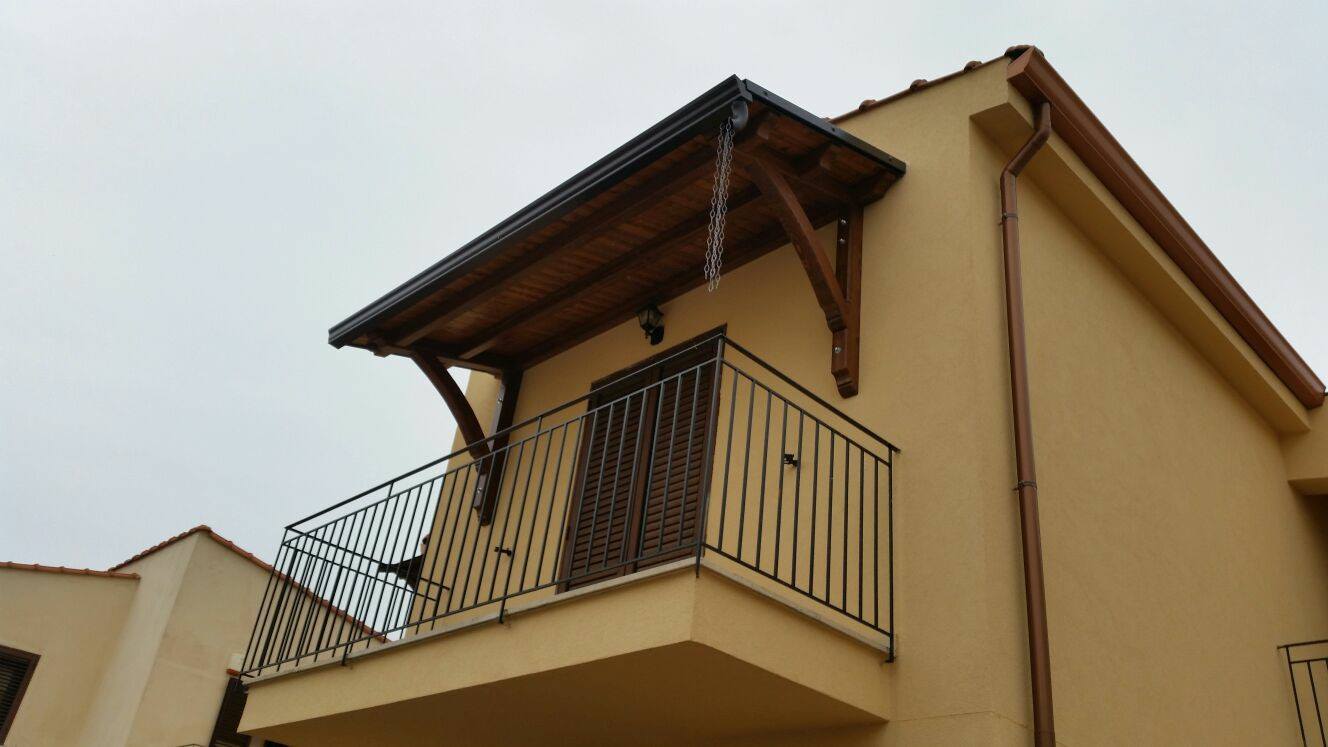 Tettoia in legno per balcone