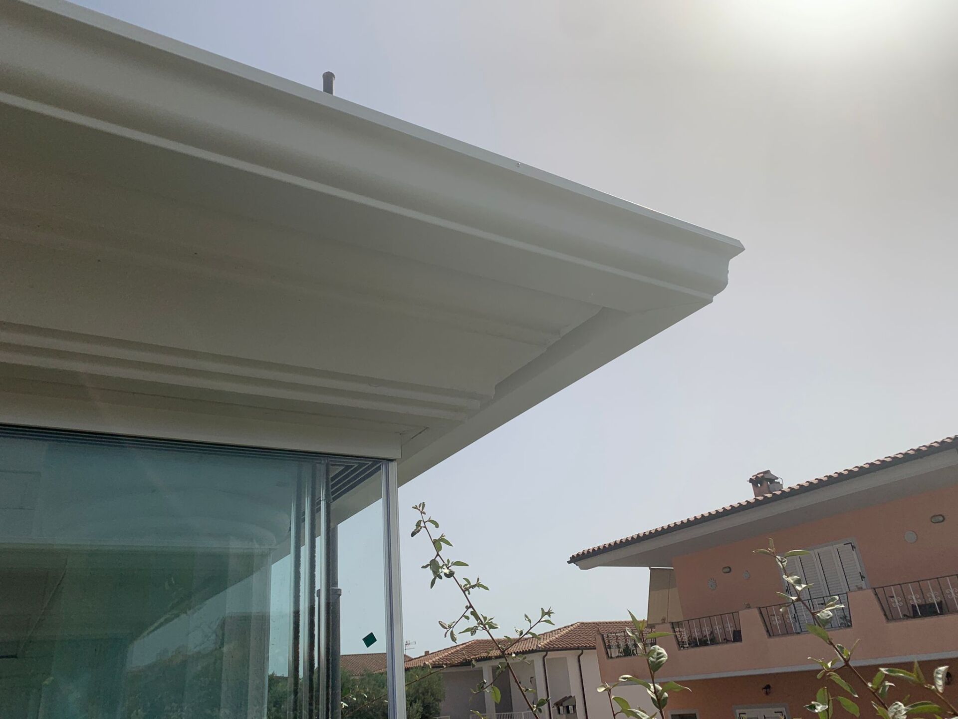 dettaglio villa grondaia bianca