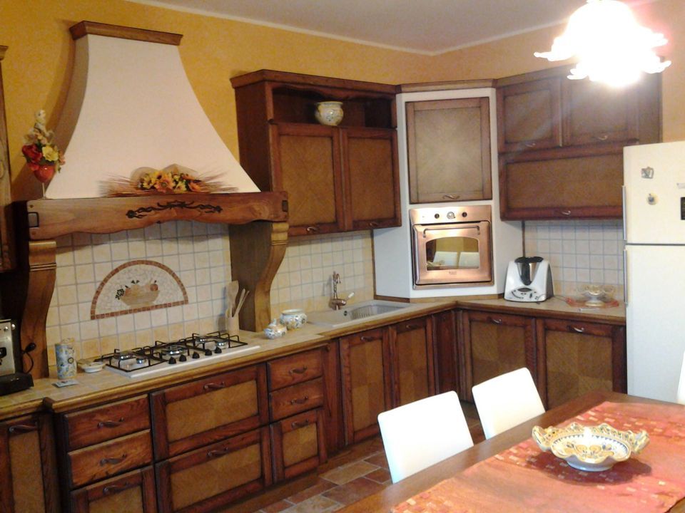 cucina ad angolo con mobili in legno scuro