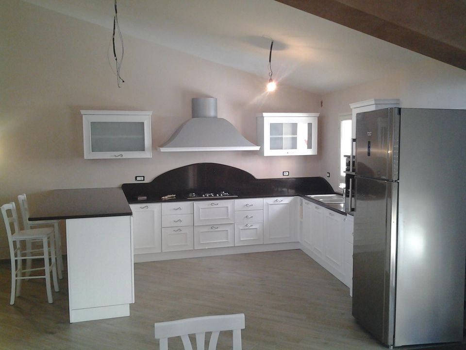 mobili in legno laccati di colore bianco