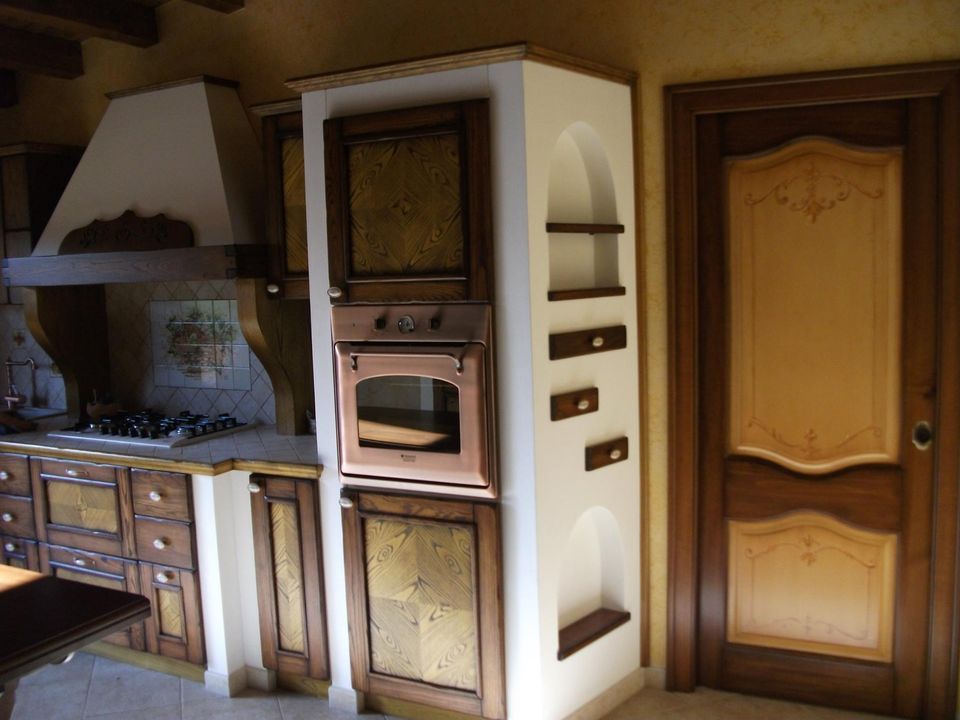 mobili in legno su misura in una cucina