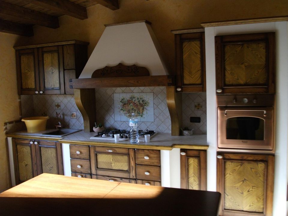 cucina in legno massello scuro