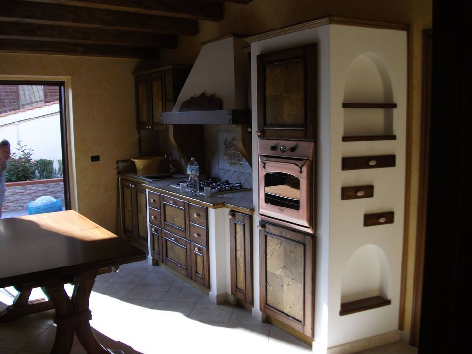 dettaglio mobili cucina in legno chiaro