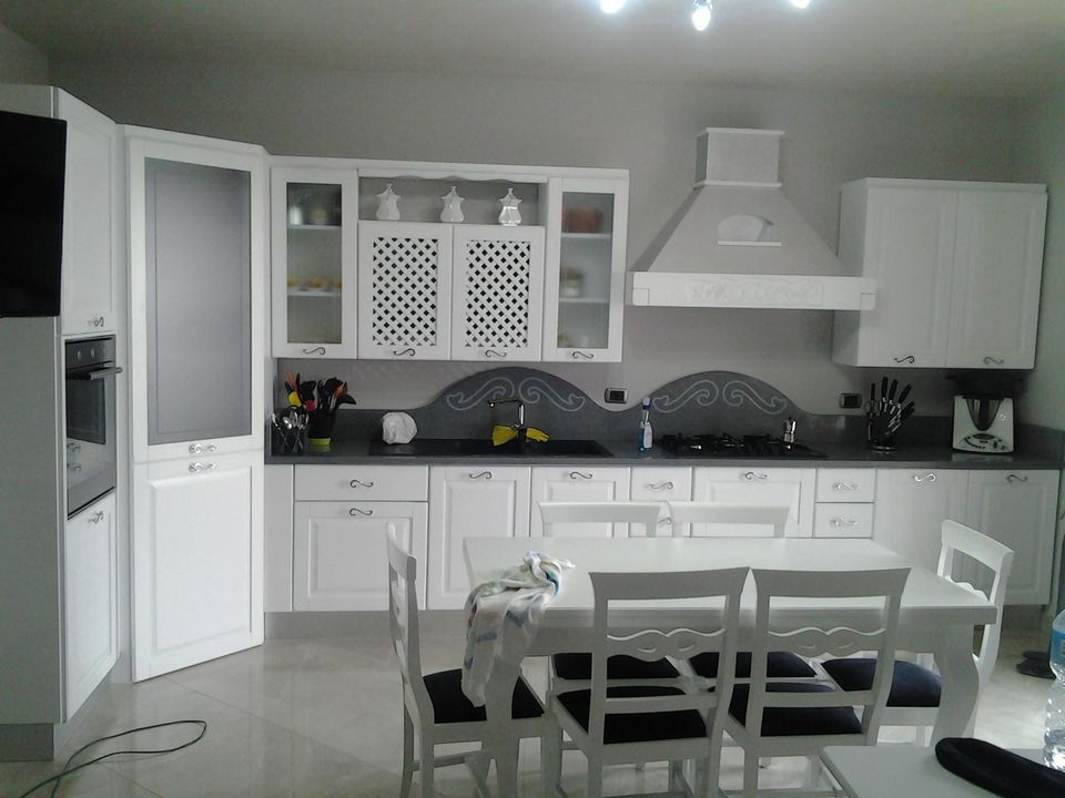 cucina in legno laccata bianca