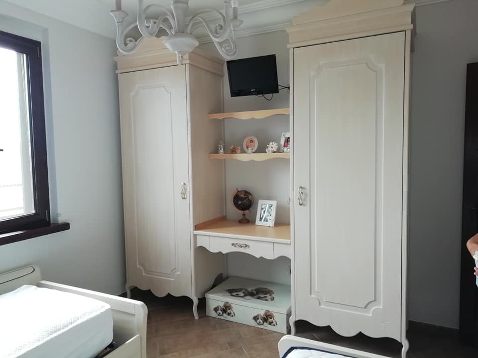 mobili in legno chiaro in una cameretta per bambini