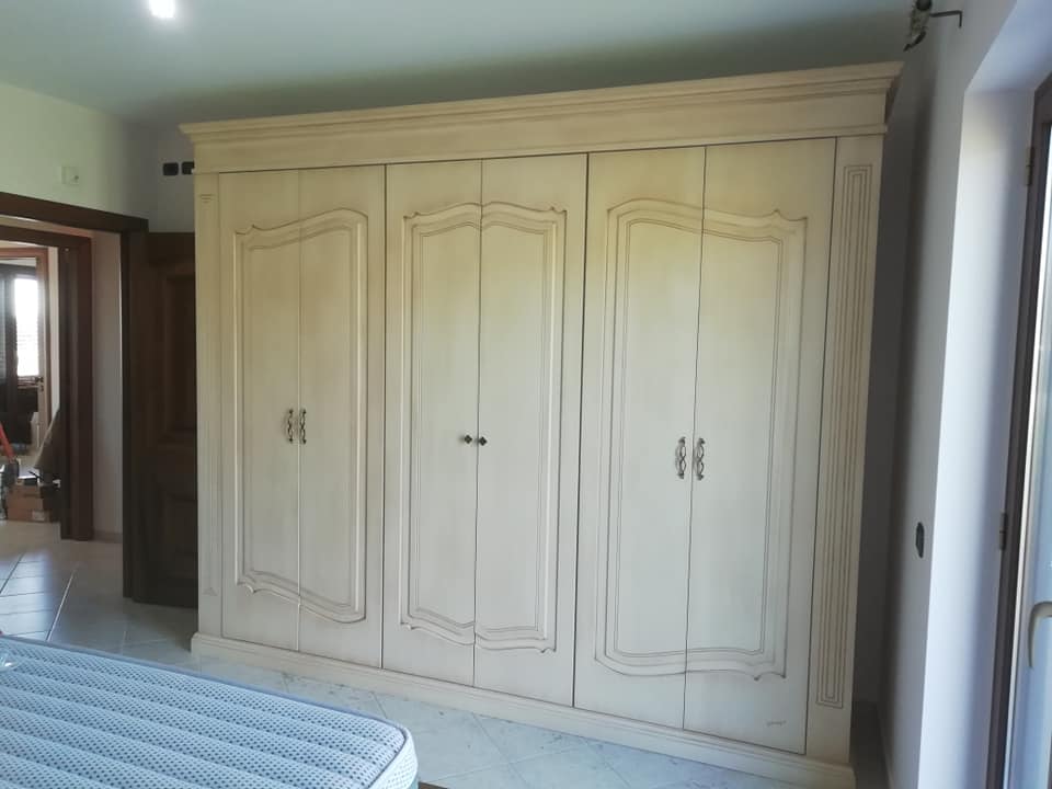 mobile ad ante in legno antico