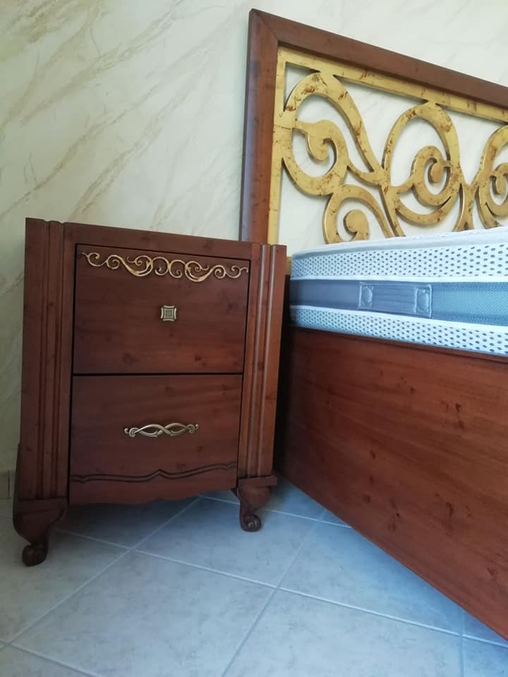 comodino abbinato al letto matrimoniale