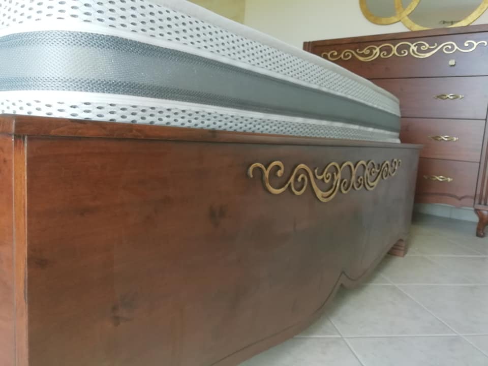 letto matrimoniale con incisioni sul legno