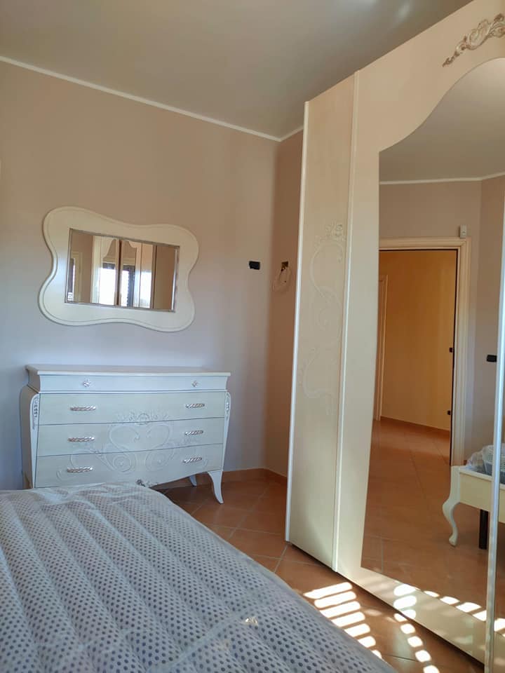 armadio da camera da letto con specchio