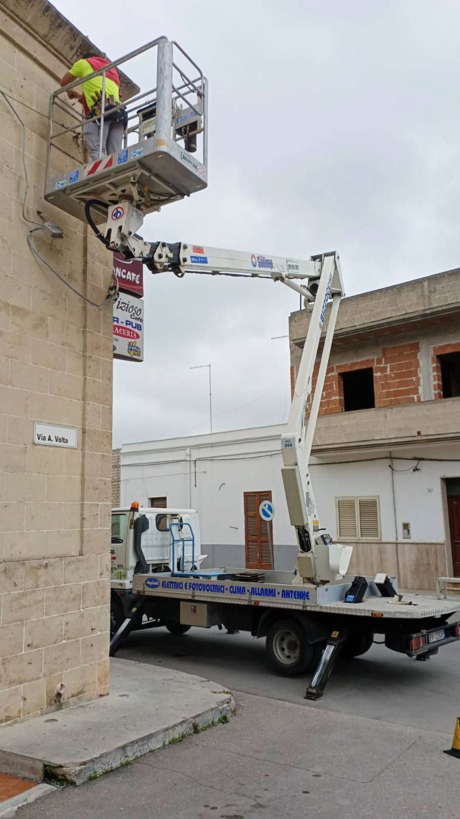 Operaio sulla piattaforma