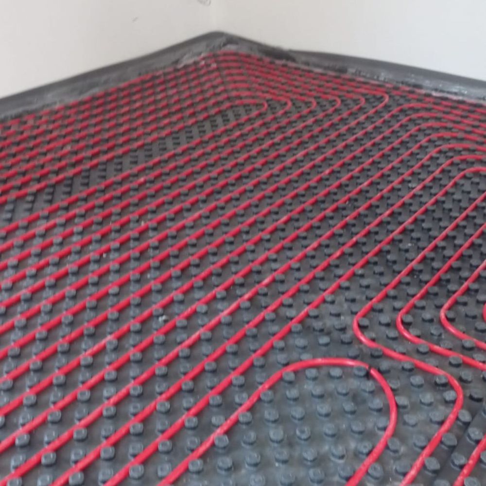 Tubi rossi disposti a griglia