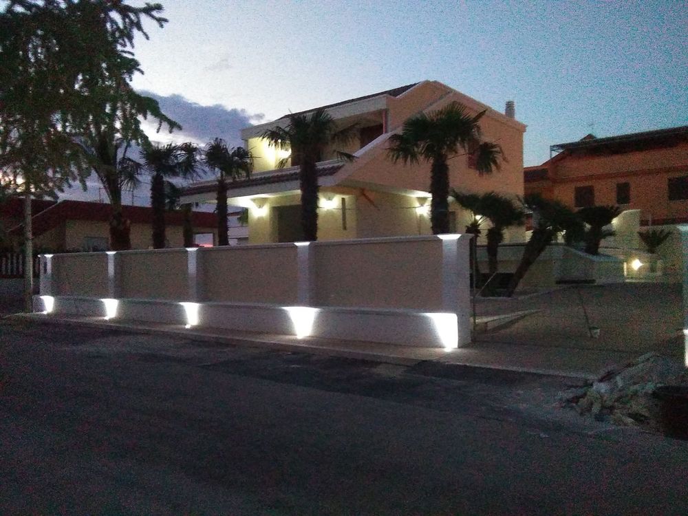 Muro e casa illuminati al tramonto