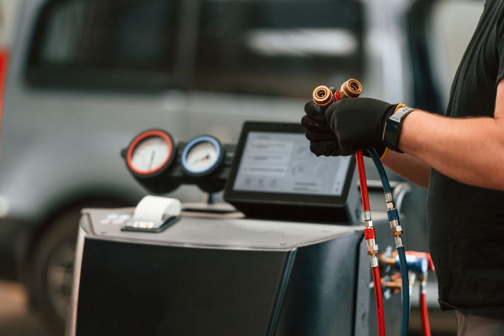 Meccanico che tiene in mano dei tubi