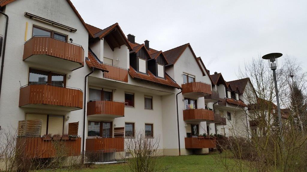 Eine Reihe von Mehrfamilienhäusern mit Holzbalkonen