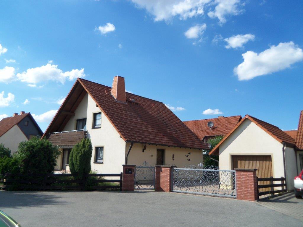 Ein weißes Haus mit einem roten Ziegeldach