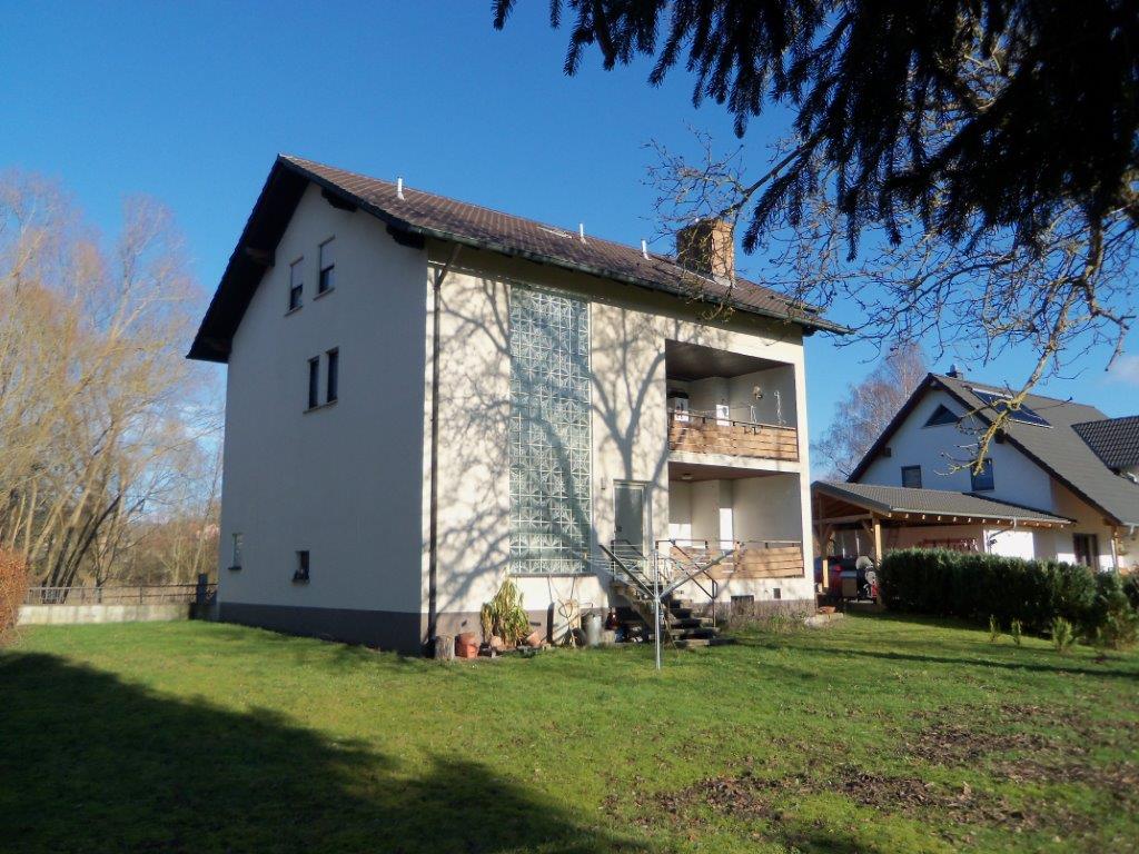 Ein weißes Haus mit der Nummer 11 darauf