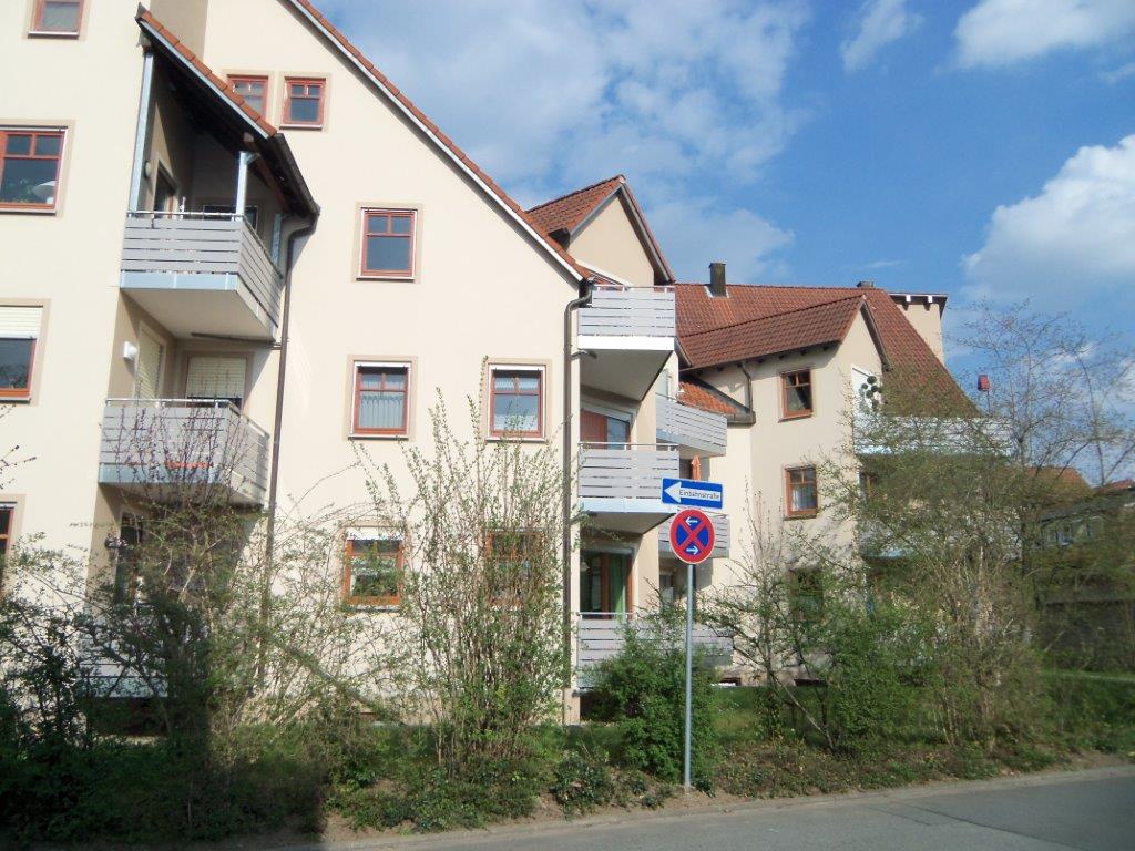 Ein Gebäude mit Balkonen und einem Schild mit der Aufschrift „Parken verboten“