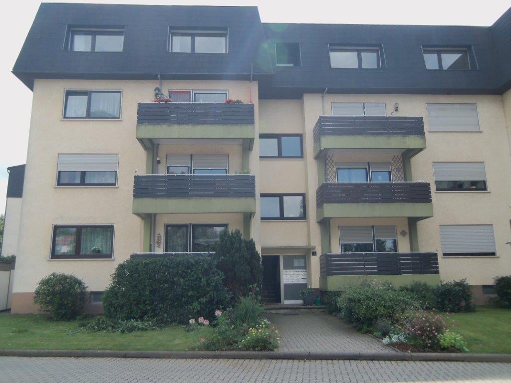 Ein Gebäude mit vielen Fenstern und Balkonen