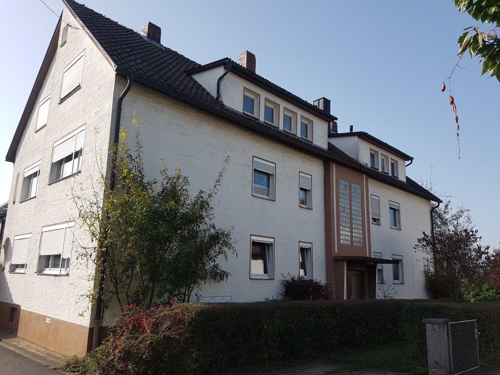 Ein großes weißes Gebäude mit einem schwarzen Dach