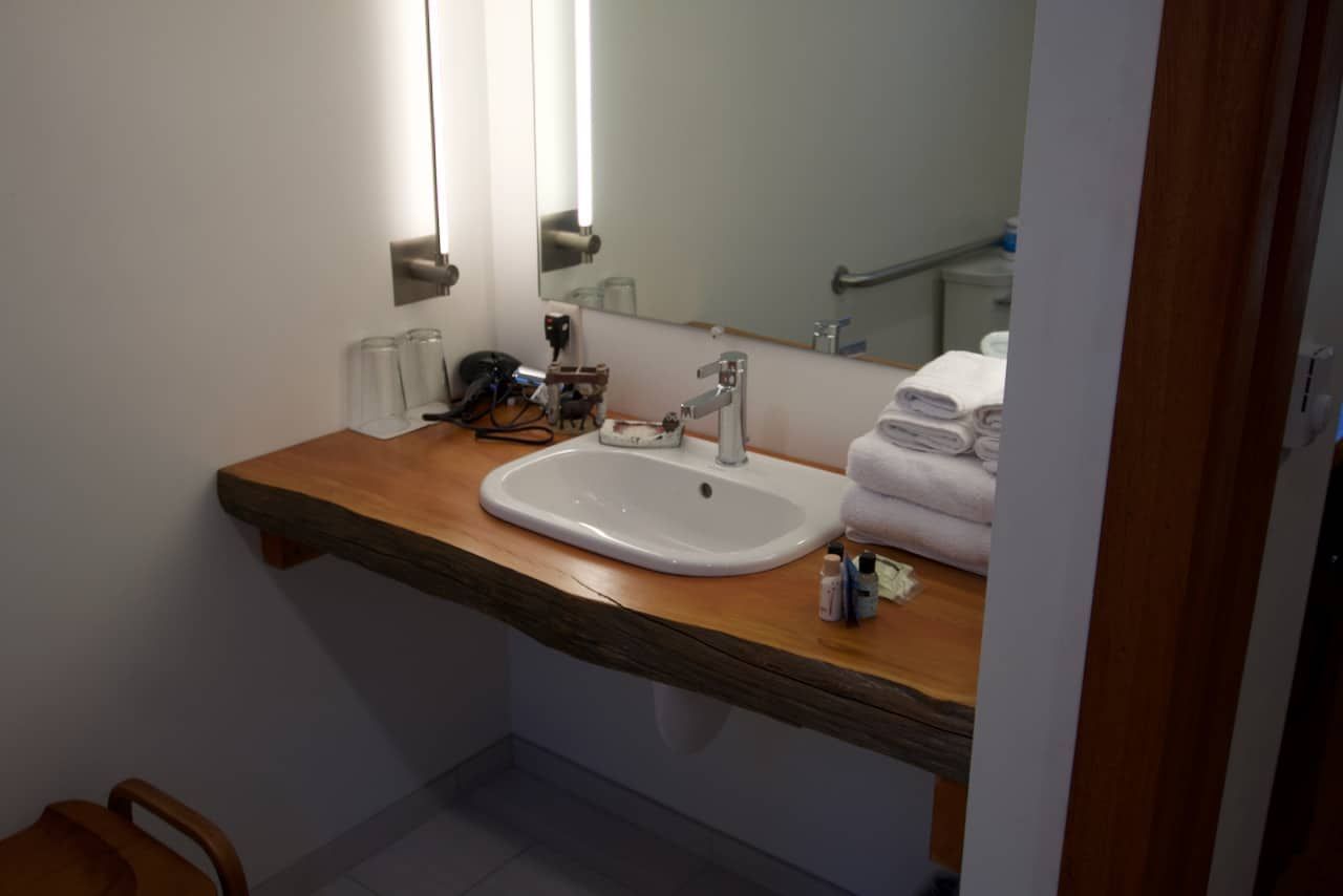 A bathroom with a sink and a mirror