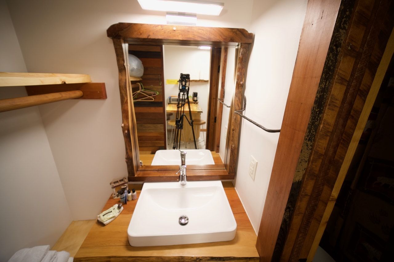 A bathroom with a sink and a mirror.